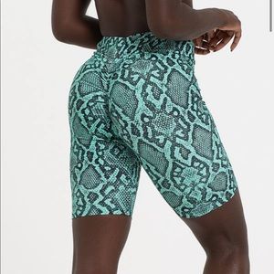 Lici Fit Boa V-Cut Scrunch Biker Short